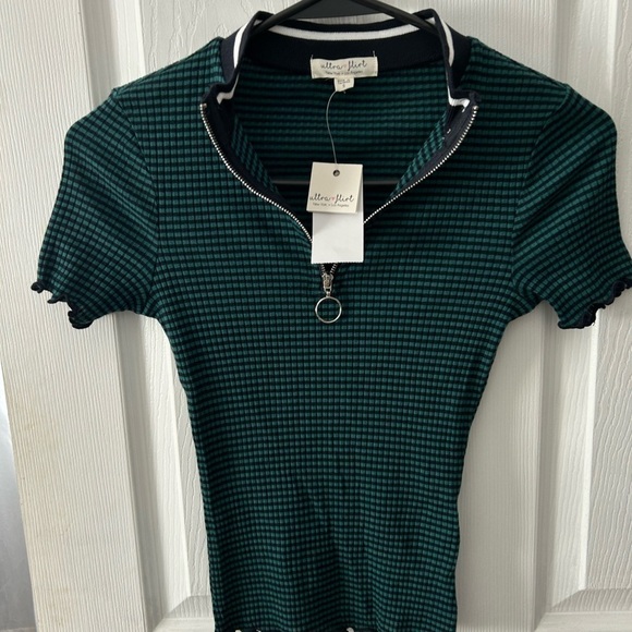 Black and green zip up top - Picture 1 of 1